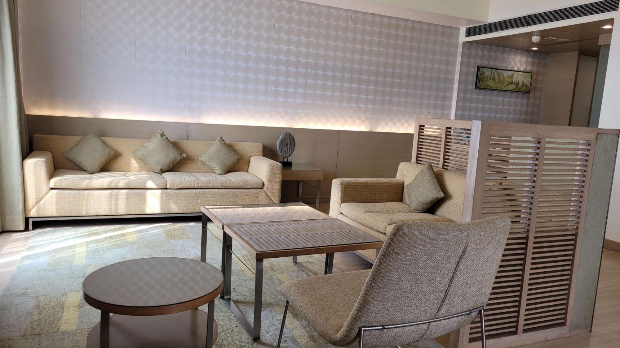 Radisson Blu Hotel, Greater Noida Ngoại thất bức ảnh The interior of the lounge