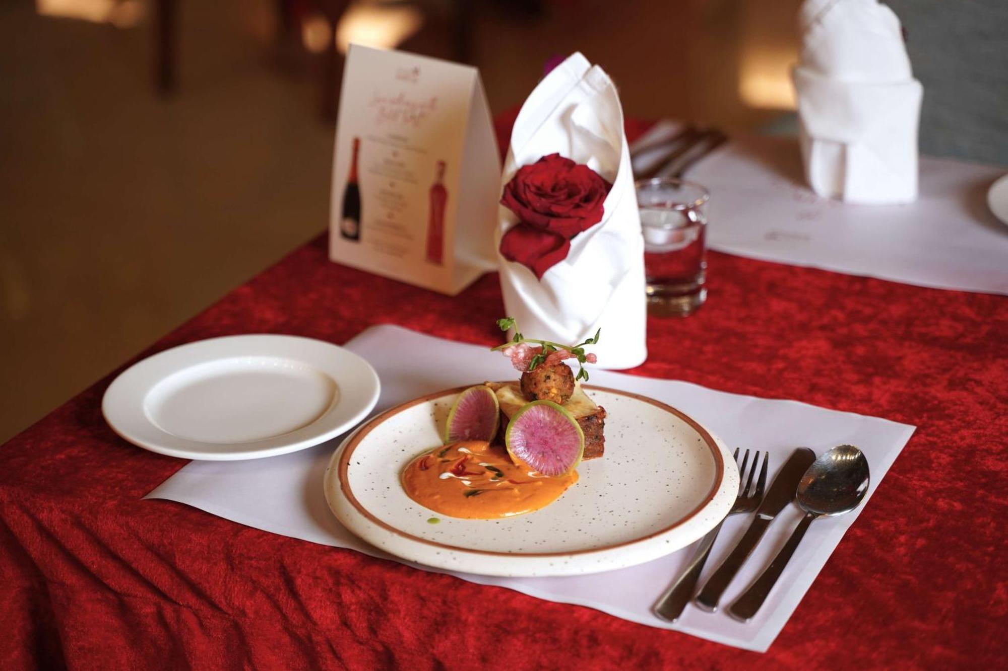 Radisson Blu Hotel, Greater Noida Ngoại thất bức ảnh A meal at the Taj Bengal