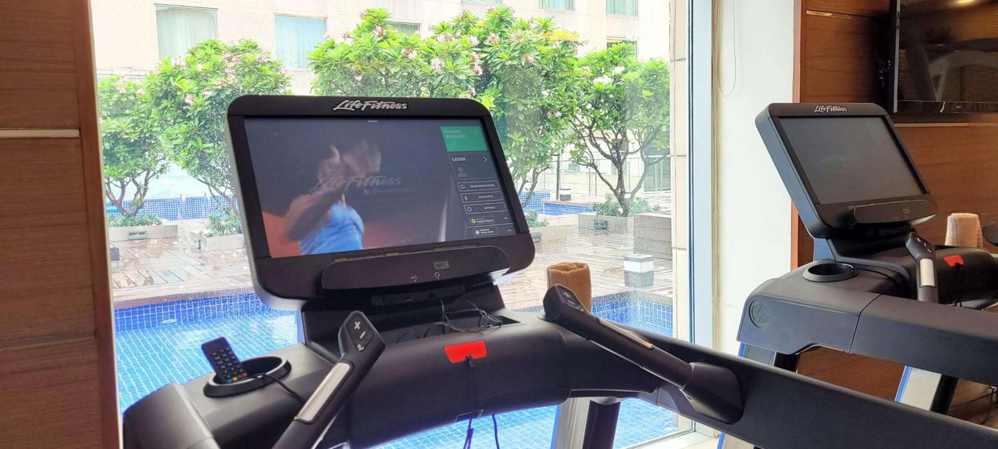 Radisson Blu Hotel, Greater Noida Ngoại thất bức ảnh A treadmill with a screen