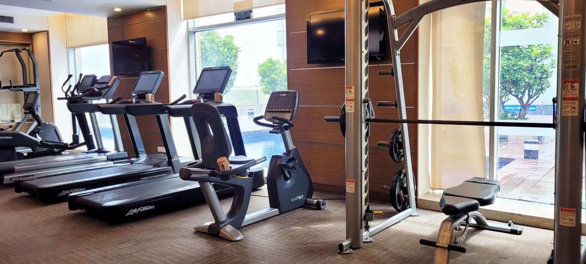 Radisson Blu Hotel, Greater Noida Ngoại thất bức ảnh A gym at a hotel