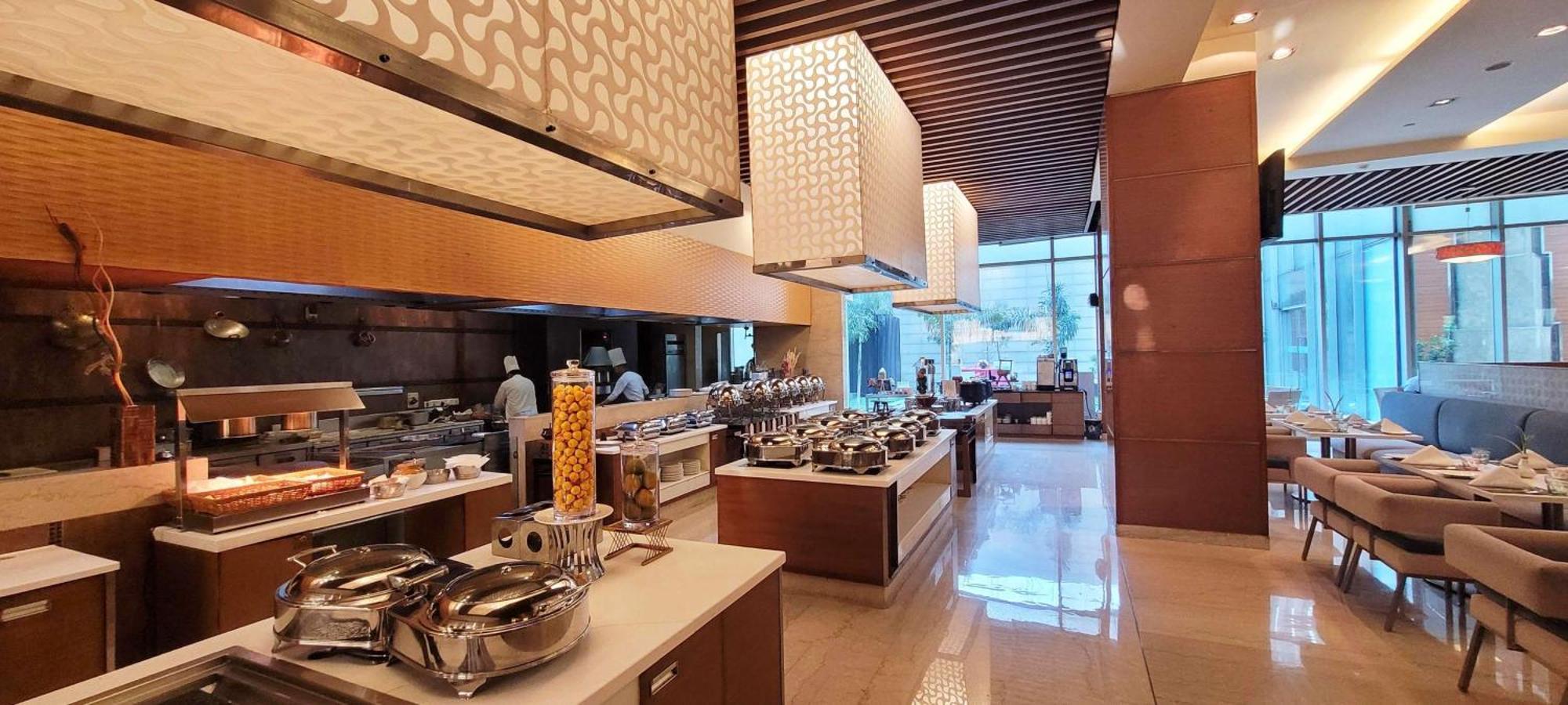 Radisson Blu Hotel, Greater Noida Ngoại thất bức ảnh The buffet at the hotel
