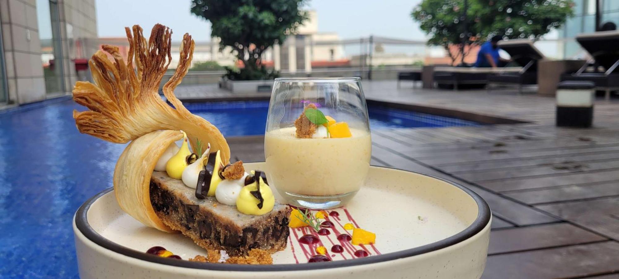 Radisson Blu Hotel, Greater Noida Ngoại thất bức ảnh A dessert at the restaurant