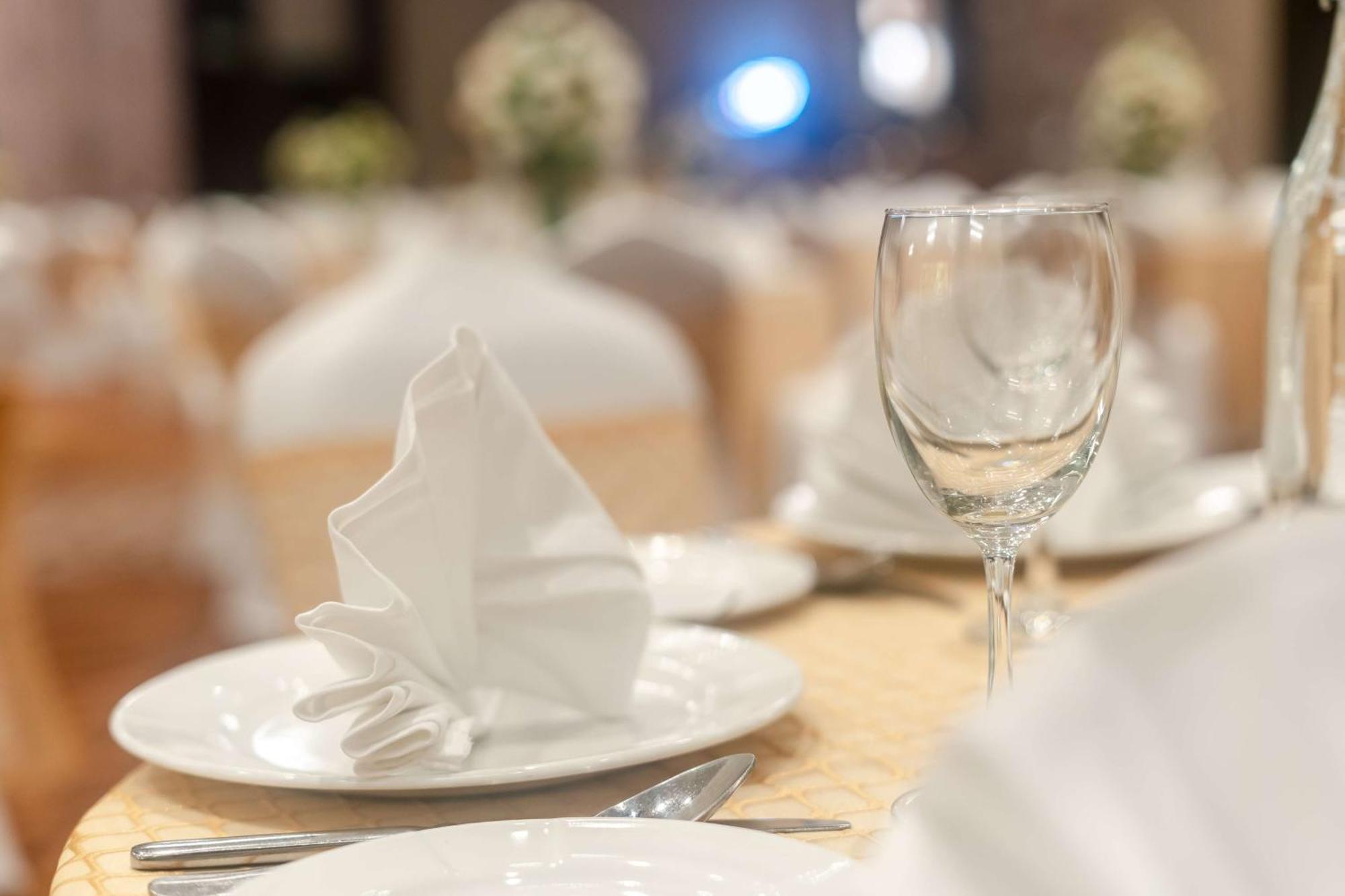 Radisson Blu Hotel, Greater Noida Ngoại thất bức ảnh A table set for fine dining