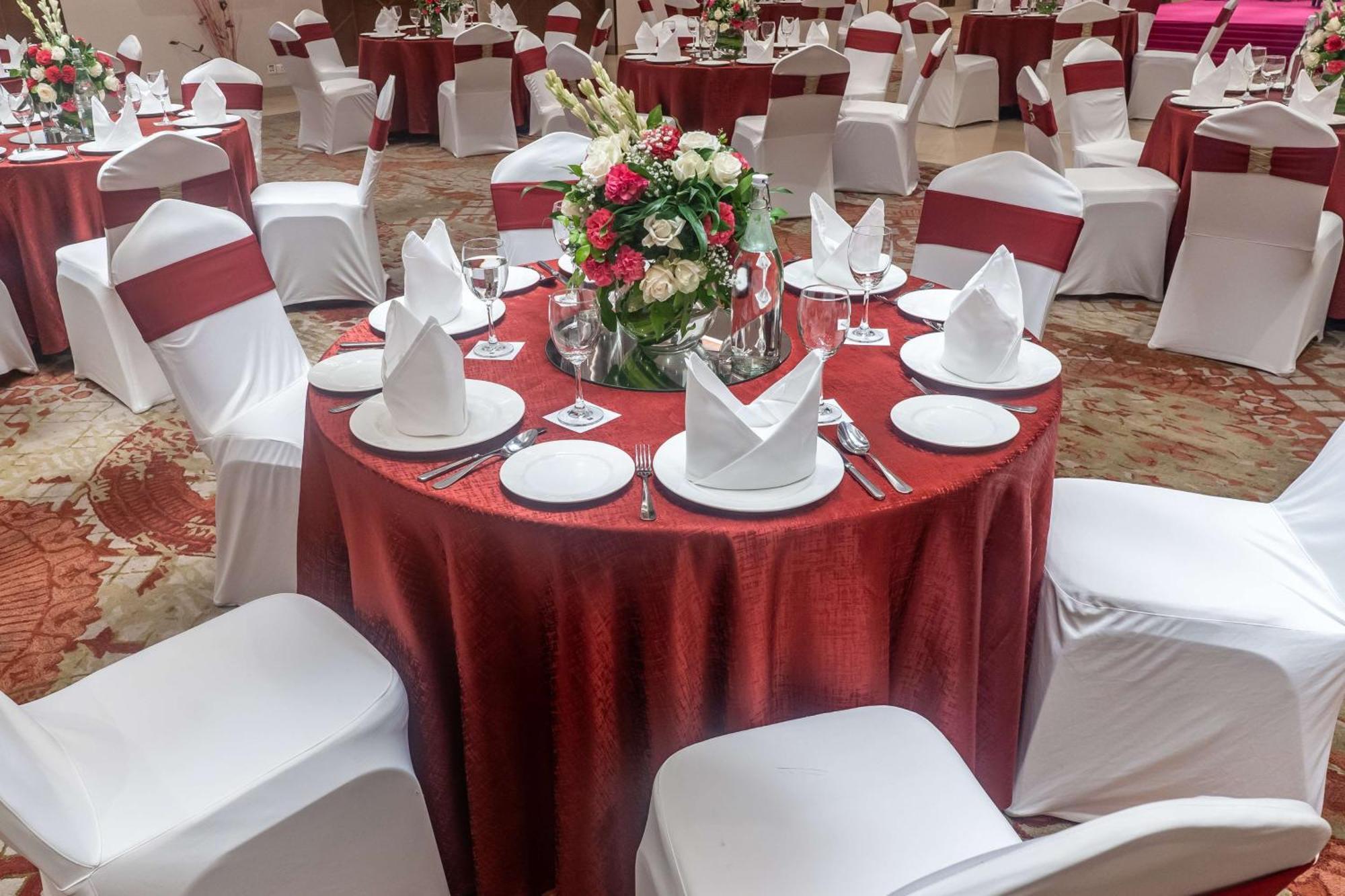 Radisson Blu Hotel, Greater Noida Ngoại thất bức ảnh A table set for a formal dinner