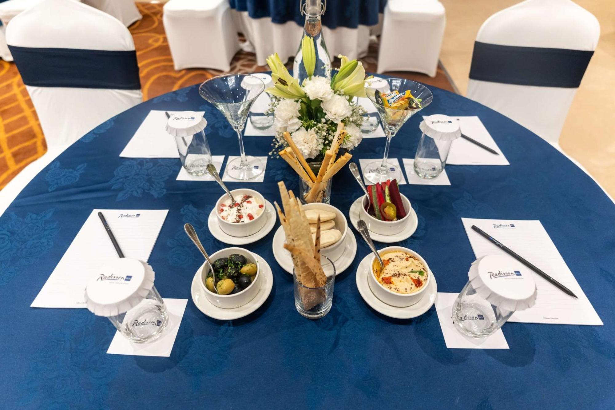 Radisson Blu Hotel, Greater Noida Ngoại thất bức ảnh A table set for a meeting