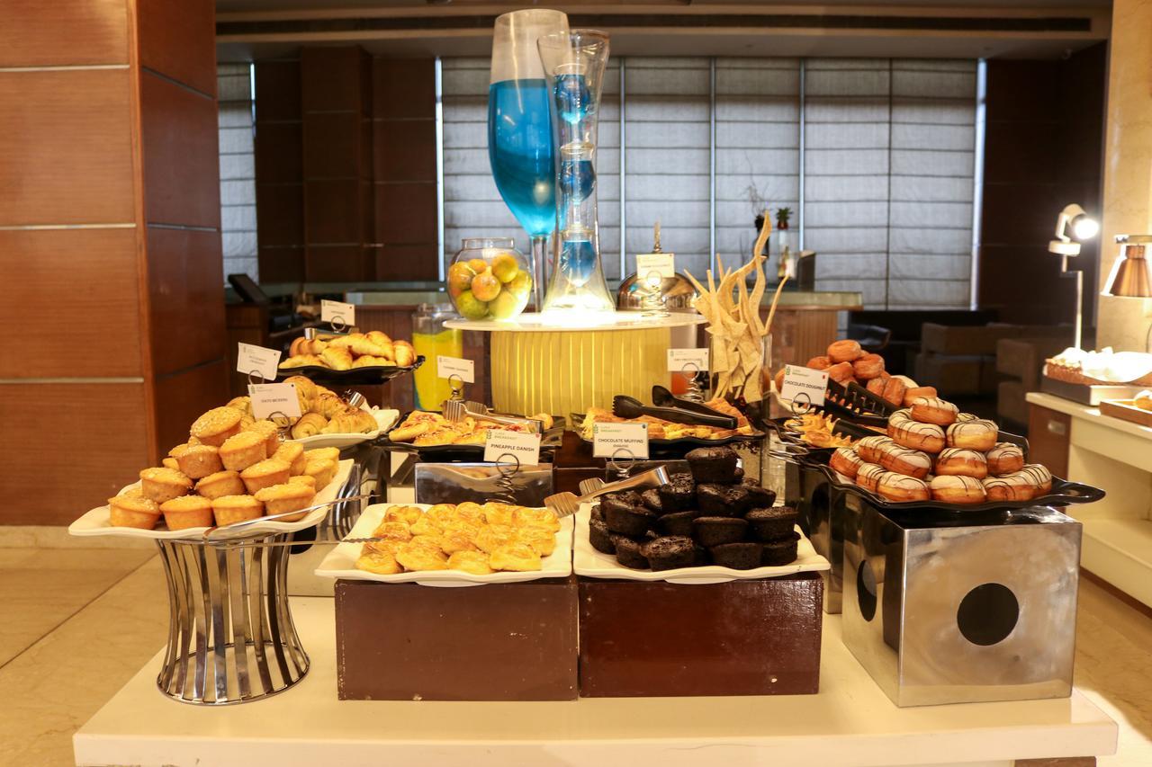Radisson Blu Hotel, Greater Noida Ngoại thất bức ảnh A dessert buffet