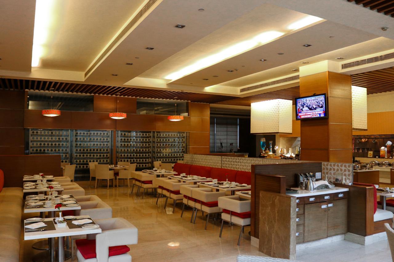 Radisson Blu Hotel, Greater Noida Ngoại thất bức ảnh The interior of a typical buffet restaurant