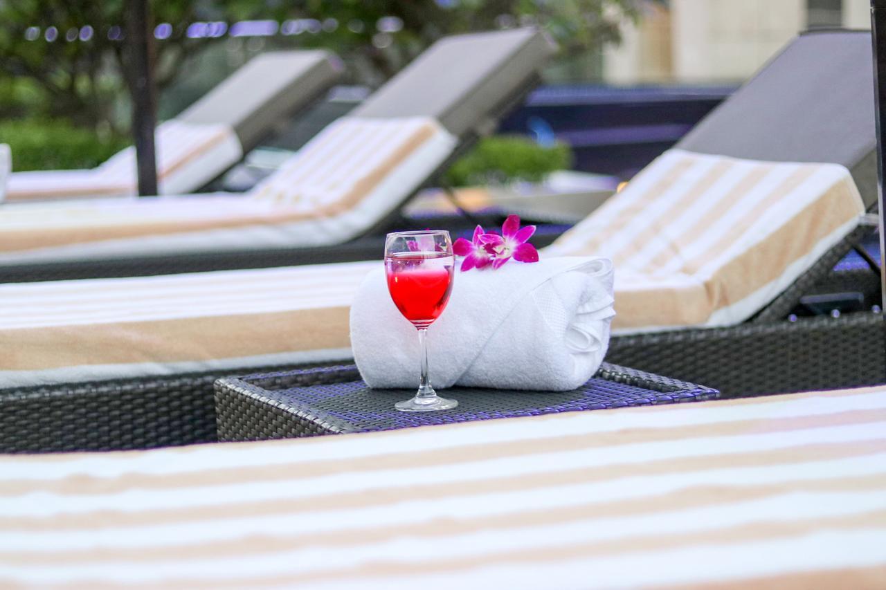 Radisson Blu Hotel, Greater Noida Ngoại thất bức ảnh Poolside at the hotel