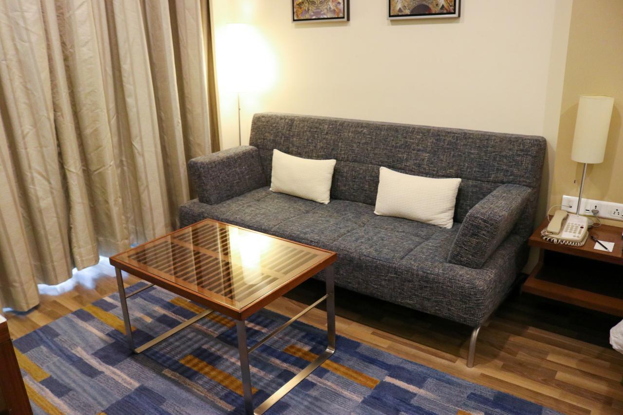 Radisson Blu Hotel, Greater Noida Ngoại thất bức ảnh A sofa