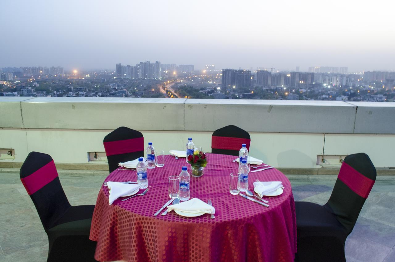 Radisson Blu Hotel, Greater Noida Ngoại thất bức ảnh Skyline view from the hotel