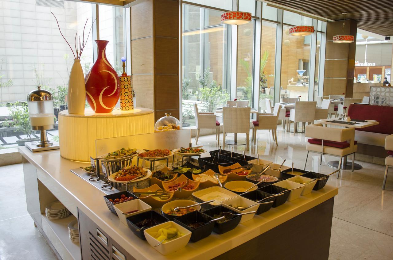 Radisson Blu Hotel, Greater Noida Ngoại thất bức ảnh A buffet at a hotel