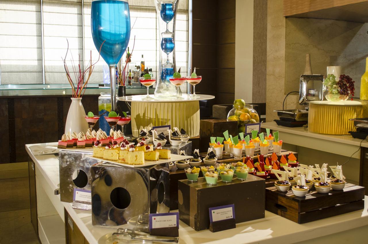 Radisson Blu Hotel, Greater Noida Ngoại thất bức ảnh A dessert buffet